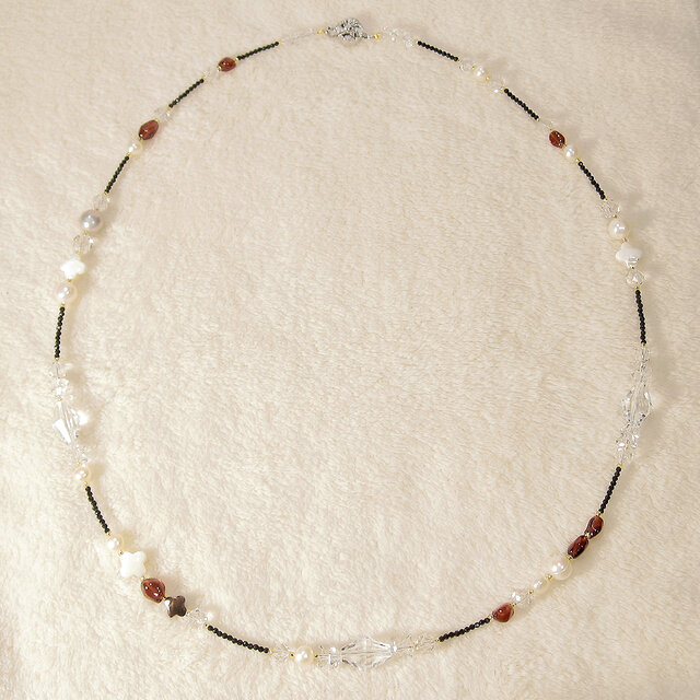 本水晶と本真珠（淡水パール）、ガーネット、貝パーツ、ブラックスピネル、SV925のネックレス（ロジウム、天然石、薔薇）