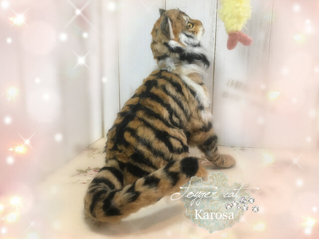 トイガー キャット 虎 猫 ねこじゃらし えび天 羊毛フェルト アートドール | iichi 日々の暮らしを心地よくするハンドメイドやアンティーク のマーケットプレイス