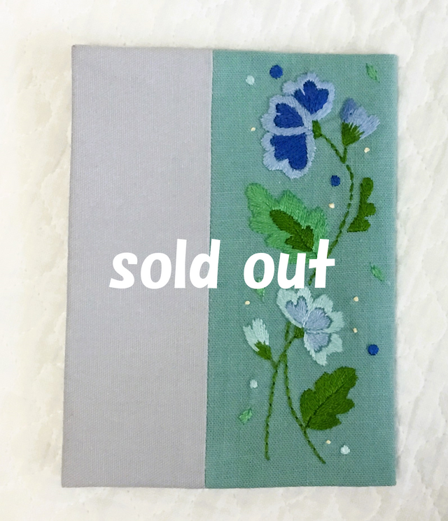 花刺繍のブックカバー（文庫本サイズ）・ターコイズグリーン