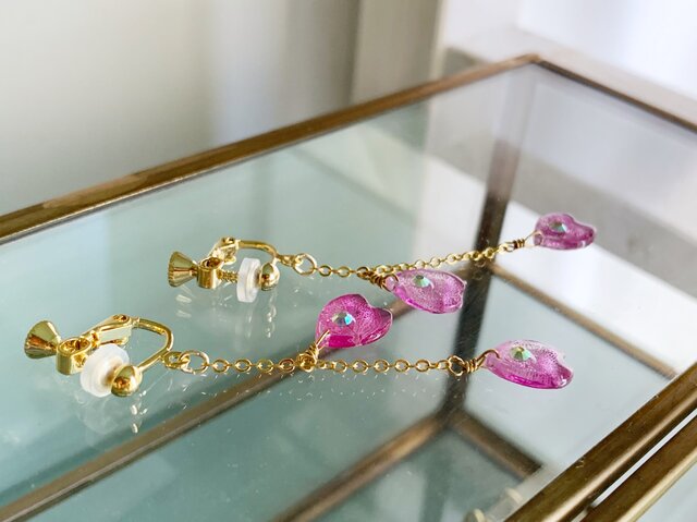 くすみ薔薇ビジュー×さくら花びらチャーム★ピアス/イヤリング 揺れる桜の花びら・ピアス/イヤリング with 紫陽花 | iichi 日々の