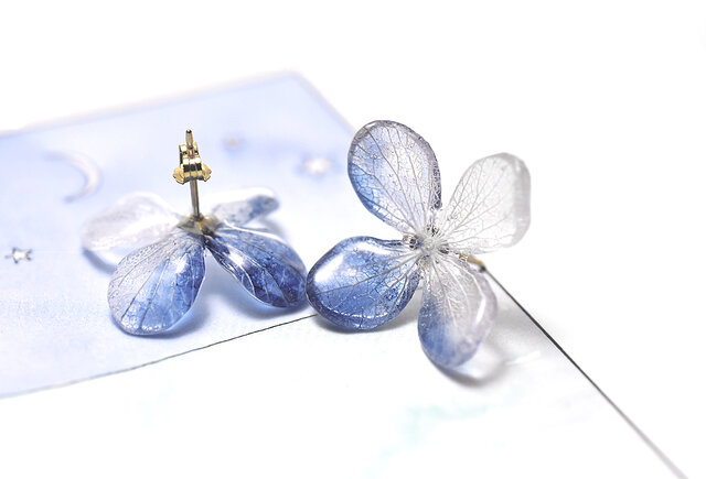 アジサイ【L/藍染】4枚花弁のピアス 14kgf /イヤリングの画像1枚目