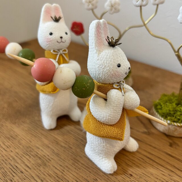 春爛漫【福福うさぎ （右肩抱え濃黄服）お花見団子セット】正絹縮緬