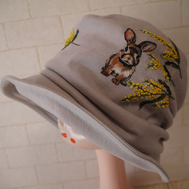 圧縮ウールニット生地で作ったクロッシェ（ミモザとうさぎさん）