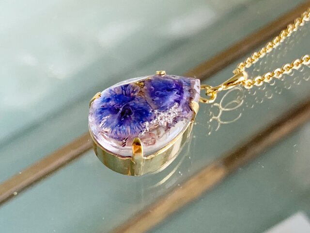 幸運」の花言葉を持つかすみ草を閉じ込めたドロップ・ネックレス