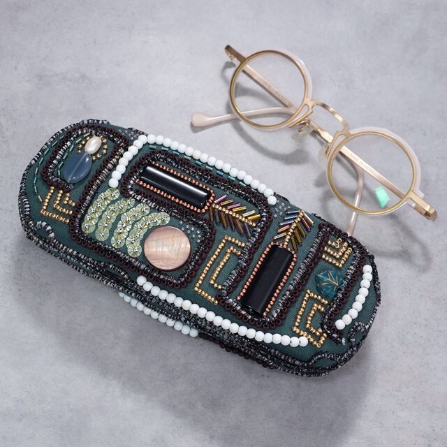 ビーズ刺繍の眼鏡ケース　ハードケース　両面刺繍　グリーン　ガーゼ