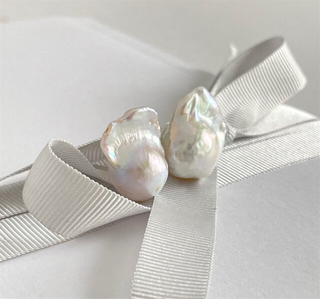 ヒラヒラが素敵なオイスターパールのスタッドピアス (18x13mm) | iichi