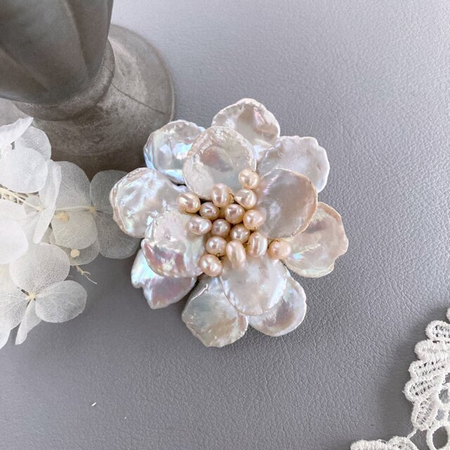 花びら淡水真珠のブローチ・ホワイトピオニー | iichi 日々の暮らしを 