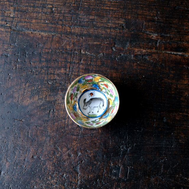 見込みに丑（牛）◆チャイナレトロで可愛い。中国製造　干支　色絵金彩小ぶり猪口　花尽くし　シノワズリ