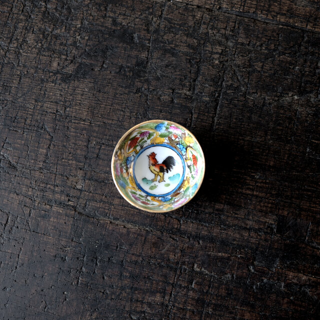 見込みに酉（鳥）◆チャイナレトロで可愛い。中国製造　干支　色絵金彩小ぶり猪口　花尽くし　シノワズリ