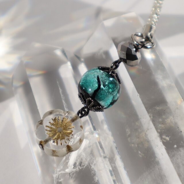 根付 ストラップ ホタルガラス 梅の花 チェコビーズ 提物 エメラルド グリーン 緑