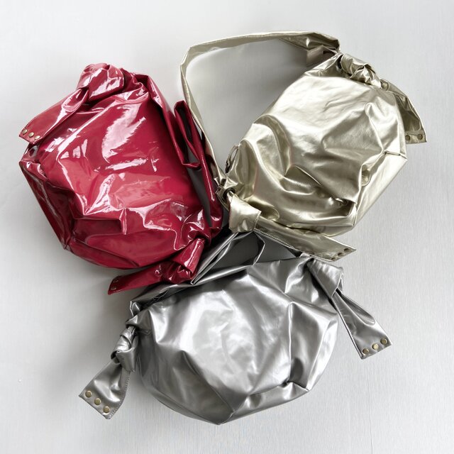 ショルダー&斜めがけできる♪ コロンとキュートな軽量撥水エナメル2wayショルダー＊雨の日やレジャーに