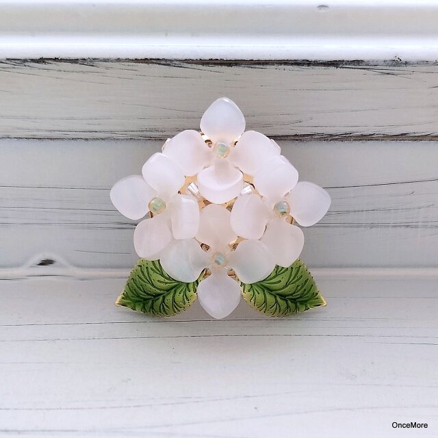 【再販】紫陽花の帯留め（ホワイト）