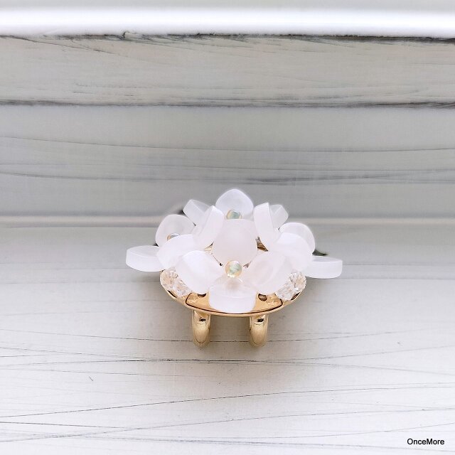 再販】紫陽花の帯留め（ホワイト） | iichi 日々の暮らしを