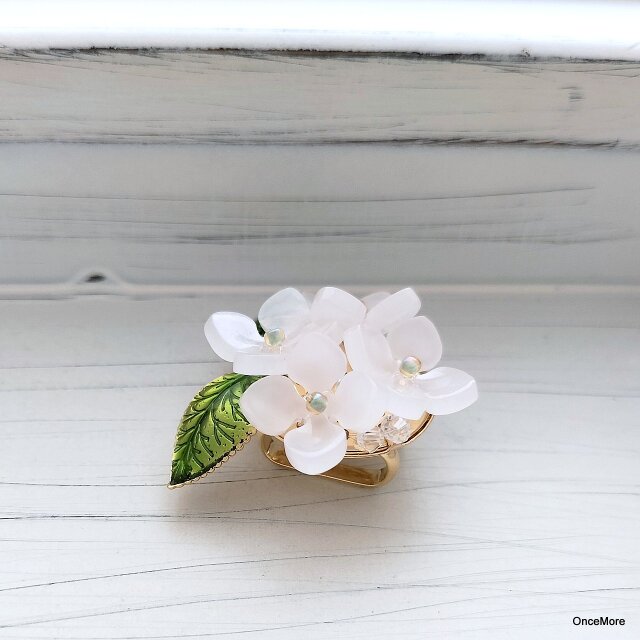 再販】紫陽花の帯留め（ホワイト） | iichi 日々の暮らしを
