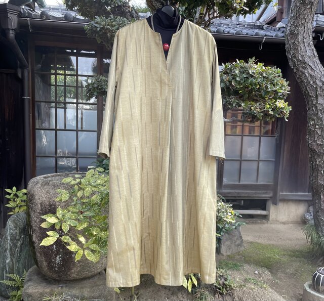 着物リメイク 透け感のある夏の紬から　Aラインワンピース 着物リメイク◇グリーン大島紬のVバックAラインワンピース