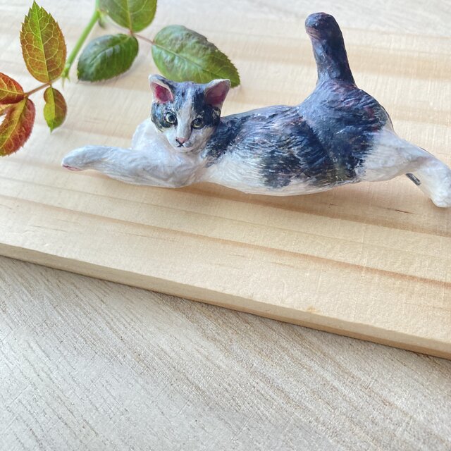 木彫りの寝・飯猫のブローチ（ハチワレ） | iichi 日々の暮らしを