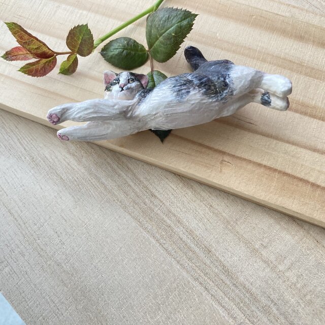 木彫りの寝・飯猫のブローチ（ハチワレ） | iichi 日々の暮らしを