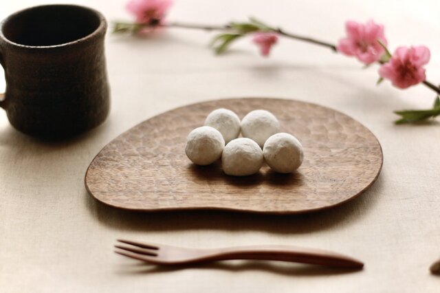 花びらの木皿(ウォールナット) | iichi 日々の暮らしを心地よくする