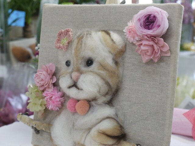 羊毛フェルトピンクイメージ猫壁掛けオブジェ【ハンドメイド 羊毛フェルトピンクイメージ猫壁掛けオブジェ【ハンドメイド