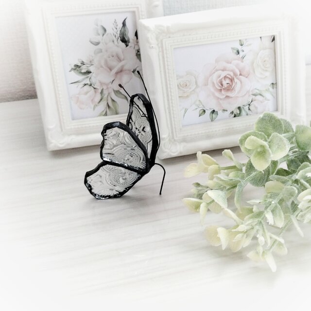 蝶のステンドグラス サンキャッチャー（花模様押しガラス）蝶々 