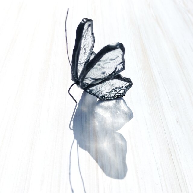 蝶のステンドグラス サンキャッチャー（花模様押しガラス）蝶々 