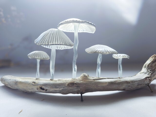 小花を閉じ込めたガラス製キノコ型オブジェ 小花を閉じ込めたガラス製