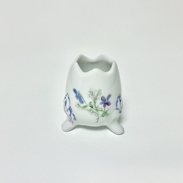 白磁のスミレのエッグ型小物入れ
