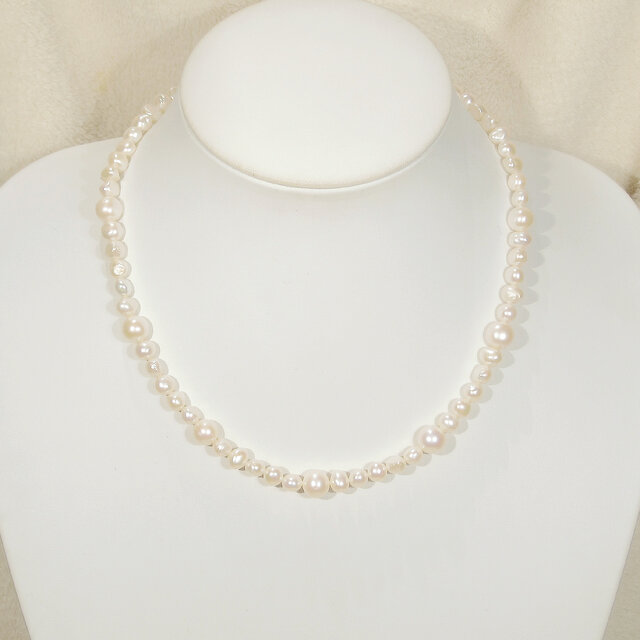 本真珠（淡水パール）のネックレス（長さ46cm、マグネット、ホワイト、ナチュラルカラー、セミバロック、ラインストーン）