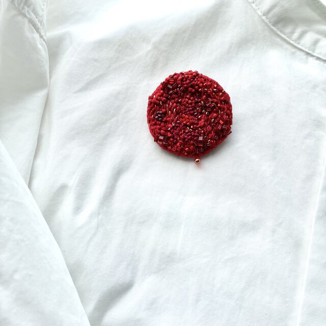 One color brooch "Mars" 赤い赤い刺繍丸型ブローチ