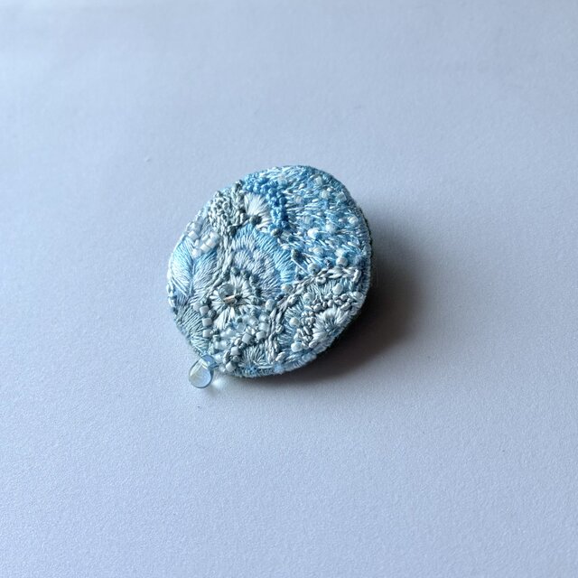 "meguru sora "巡ル空　1点ものデザイン刺繍丸型ブローチ