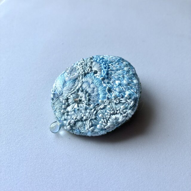 〚イルカメ様オーダー〛刺繍ブローチ ジンベイザメのビーズ刺繍ブローチオーダー分 - SHUGEIMANIA'S