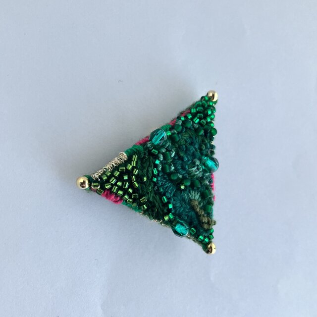森のさんかくミニ刺繍ブローチ〜 deep forest green〜