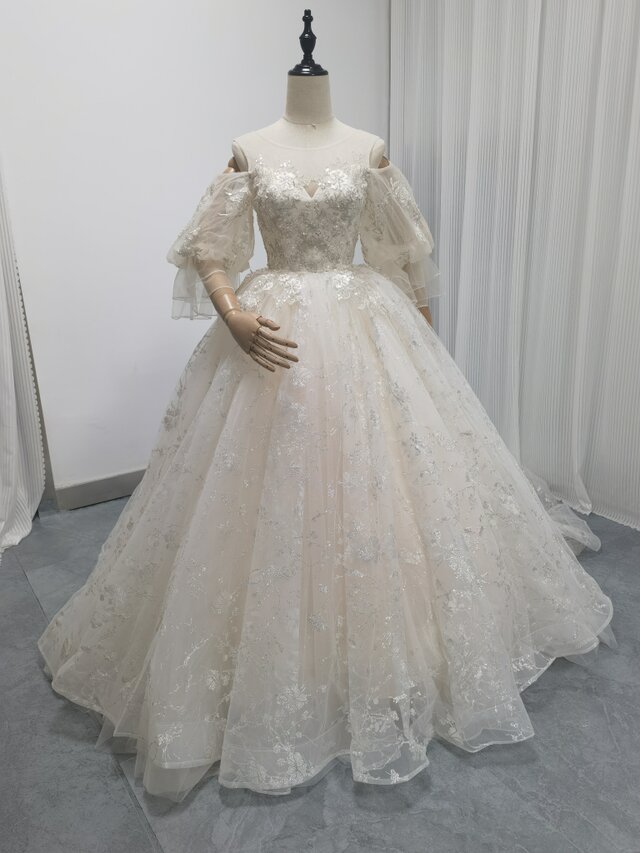 豪華！ウエディングドレス 薄シャンパンの色 キラキラグリッターチュール ふわふわ袖 抜群のおしゃれ見え