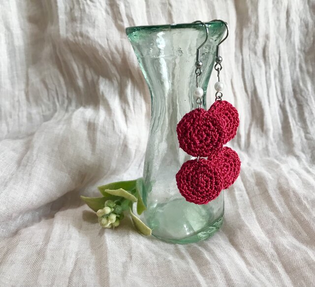 レース編みピアス 赤い丸 (イヤリング変更可) | iichi 日々の暮らしを