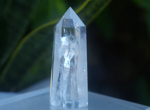 大きなサイズ 透明感と虹シラー☆クリスタル原石ポイント s1212