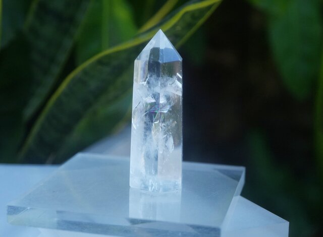 大きなサイズ 透明感と虹シラー☆クリスタル原石ポイント s1212