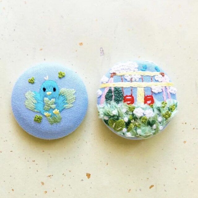 刺繍】絵本のようなくるみボタン 幸せのピーすけとしろつめくさの森