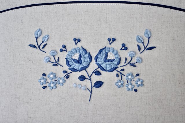 青い花刺繍のカジュアルバックパック クロスステッチ刺繍バッグ（染分け草花文：ブラック） 2221