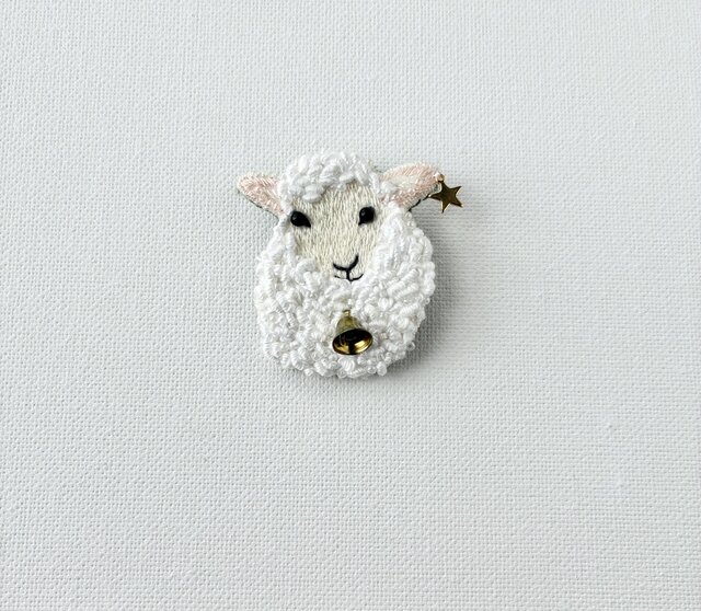 もこもこ羊の刺繍ブローチ