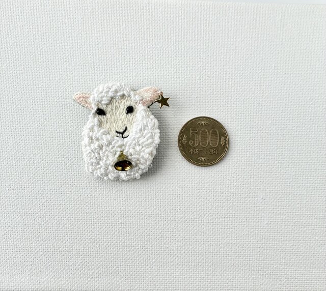 もこもこ羊の刺繍ブローチ