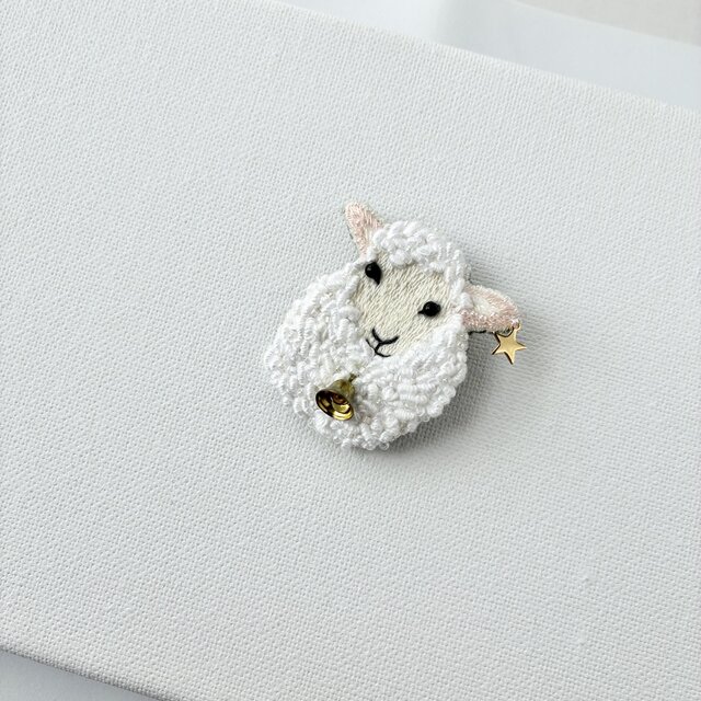 もこもこ羊の刺繍ブローチ