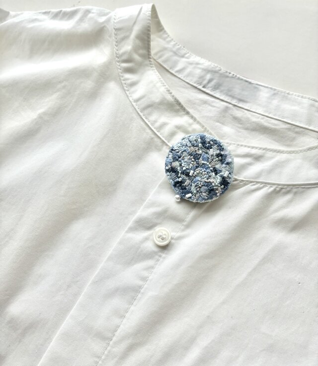 blue more blue 刺繍丸型ブローチ