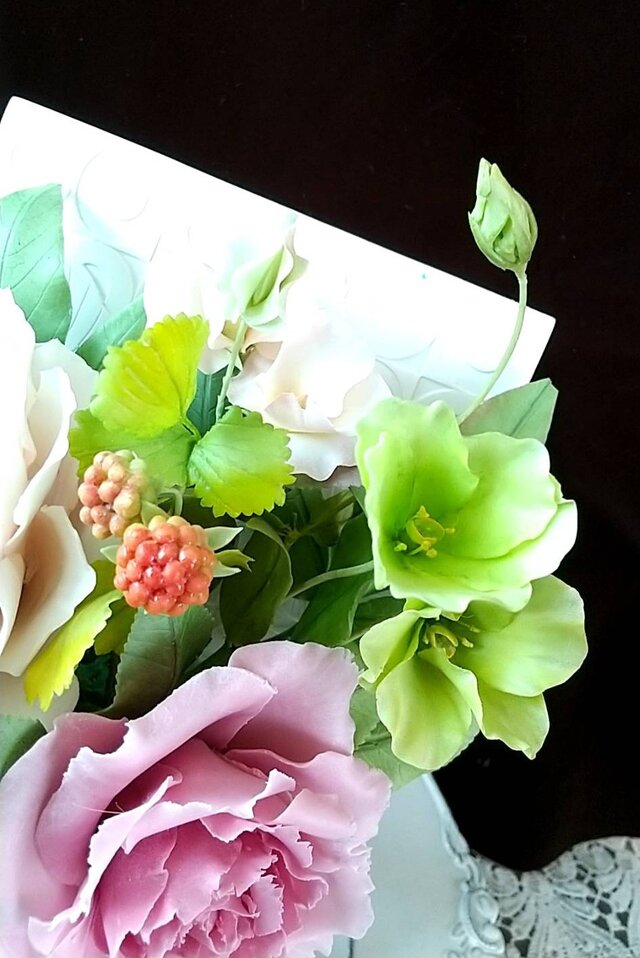 クレイフラワー✨大きなアレンジ✨薔薇・百合・カラー✨ハンドメイド ちょっと大きめのフラワーアレンジ❁⃘*.ﾟ 「爽やかでカラフルで