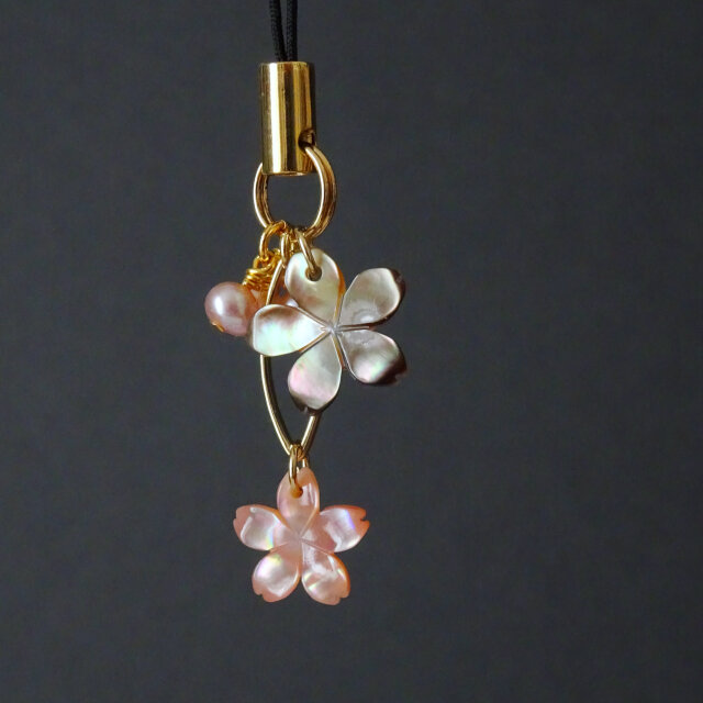 シェルの桜ストラップ《MA-106》 | iichi 日々の暮らしを心地よくする