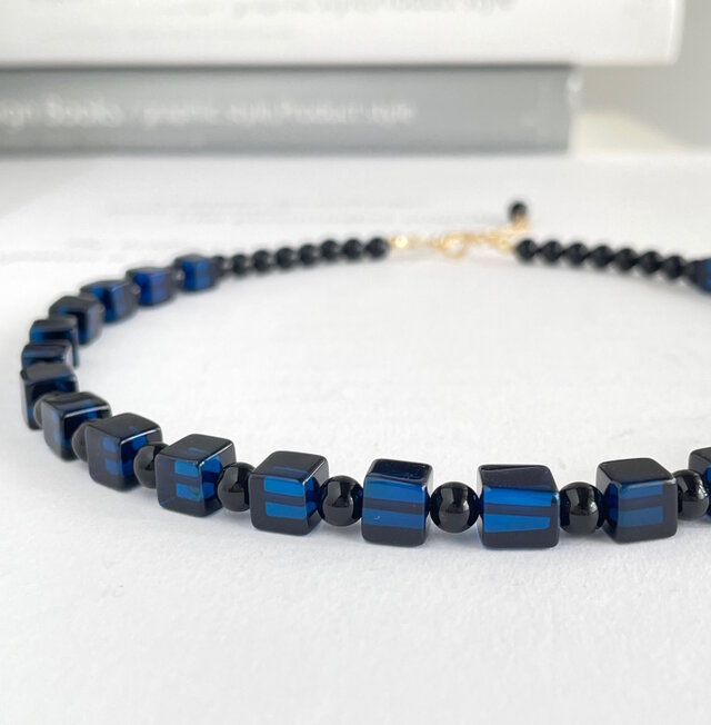 サファイヤブルー　アンバー（琥珀）のチョーカーネックレス　再販　１点のみ