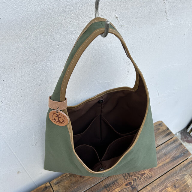 ショルダーバッグを下げたハイイロオオカミさん ショルダーバッグを下げたハイイロオオカミさん 種を守るため1500キロ