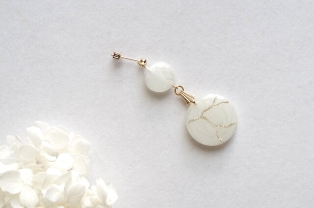 ≪312 ホワイト≫レジンピアス 400円 レジンアート 金継ぎ風のラウンドピアス〈ホワイト〉 | iichi 日々の