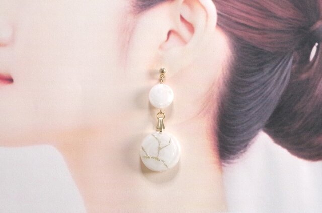 レジンアート 金継ぎ風のラウンドピアス〈ホワイト〉 | iichi 日々の