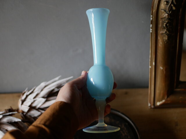 ブルーのオパリンガラス フラワーベース フランスヴィンテージ ブロカントのある暮らし アンティーク iichi 日々の暮らしを心地よくする
