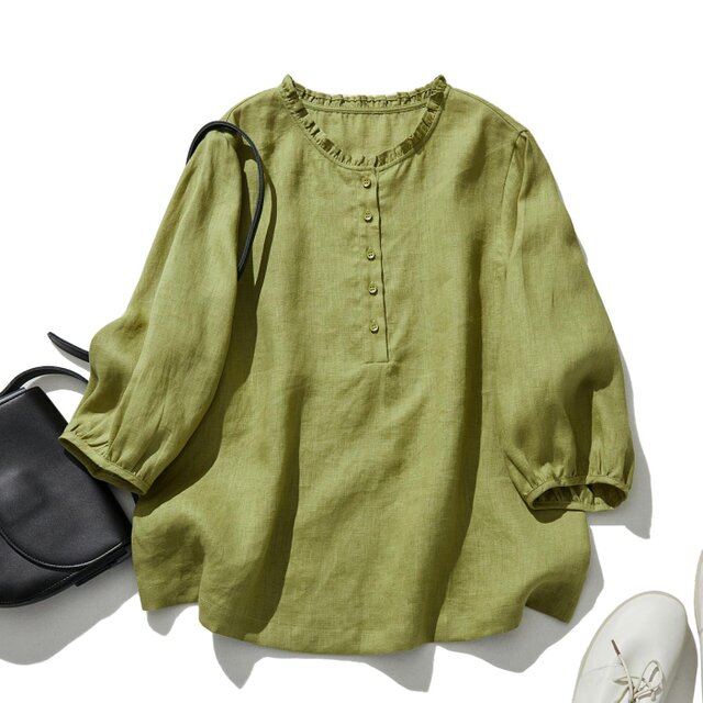 さり気ない大人の可愛さを感じられるリネンブラウス フリルネック　リネン100％　灰色をおびた鈍い黄緑色240323-4